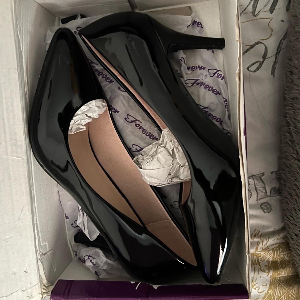 BLACK HEELS - Picture 3 of 8